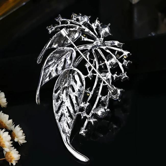 брошь для женщины