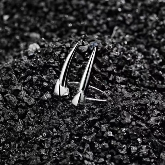 каблучка у вигляді іклів