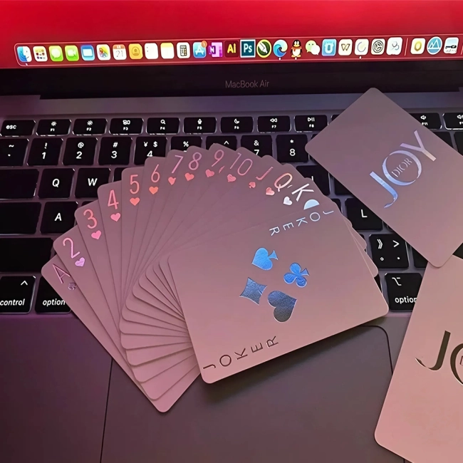 гральні карти з неоновим тлом