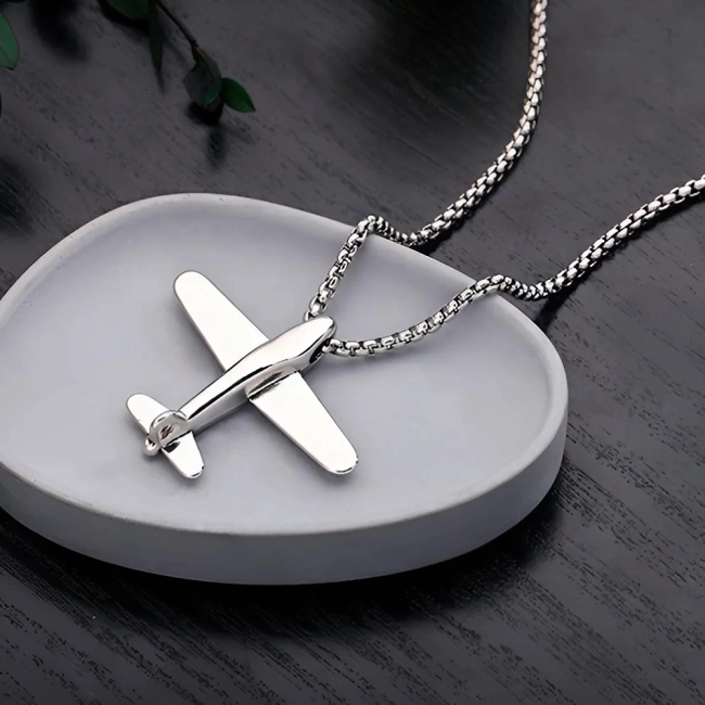 кулон з літаком