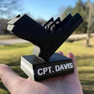 Візитниця на стіл у вигляді глока візитниця на стіл