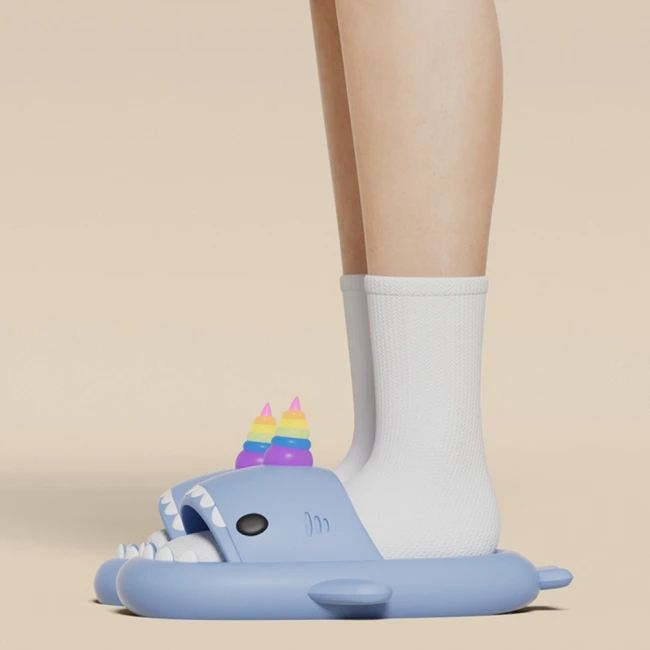 шльопанці з акулою