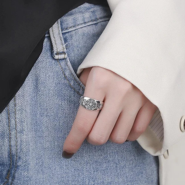 перстень з компасом