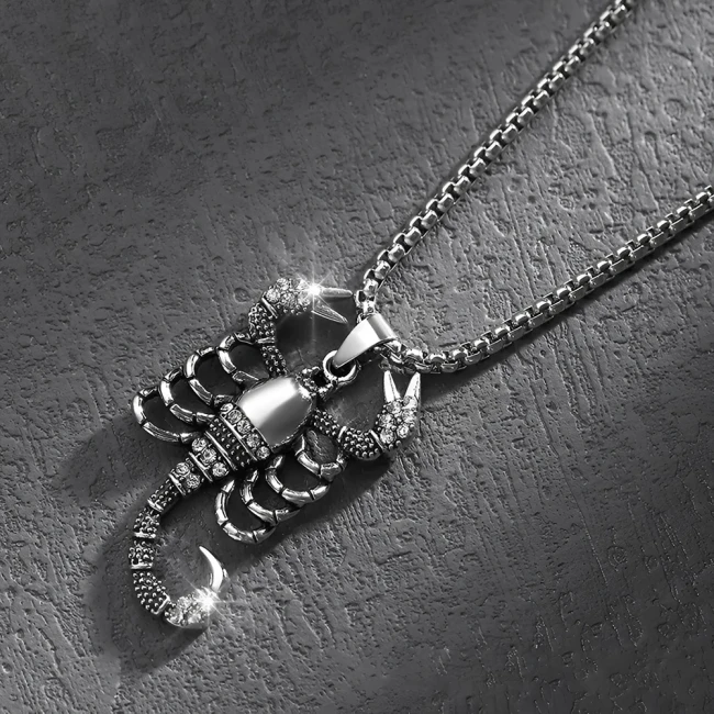 кулон зі скорпіоном