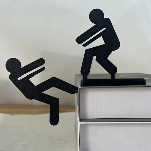 фигурка с людьми на книгу