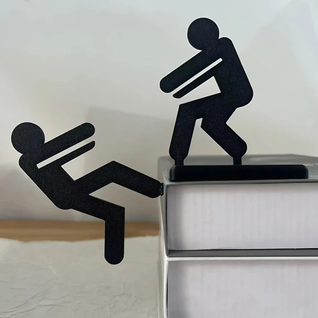 фигурка с людьми на книгу