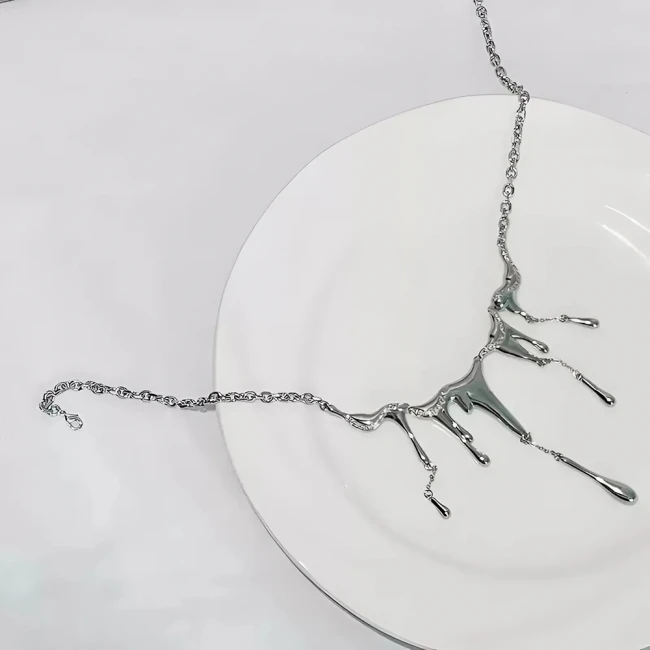 жіноча прикраса на шию