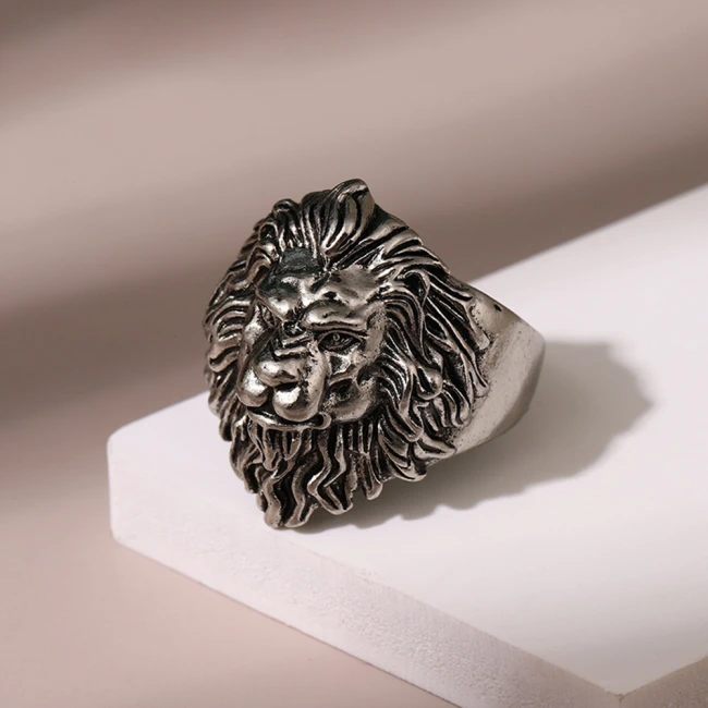 чоловічий перстень з левом