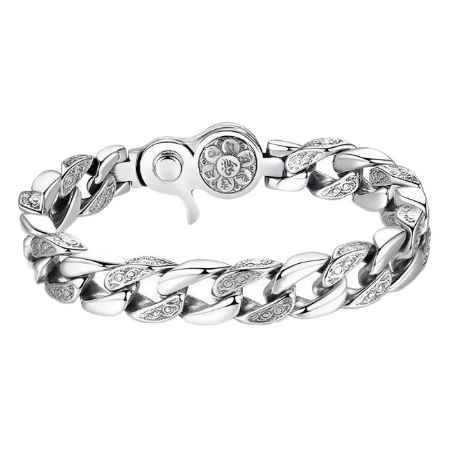 браслет на запястье