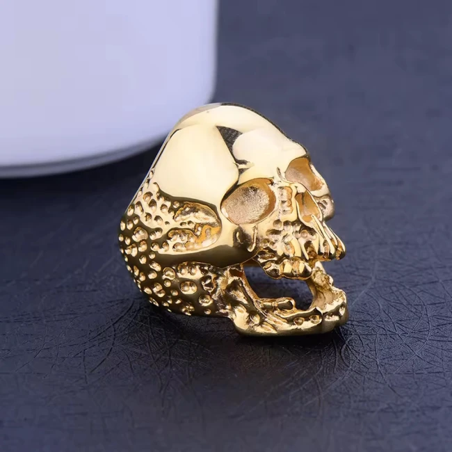 мужской перстень в виде черепа,