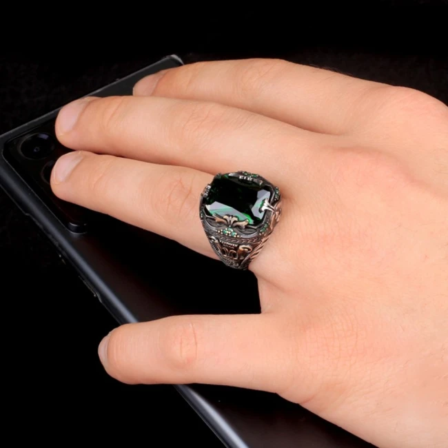 мужской перстень с узорами