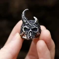 перстень череп с рогами