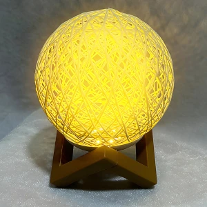 Настольный ночник в виде ротангового шара на подставке настольный ночник