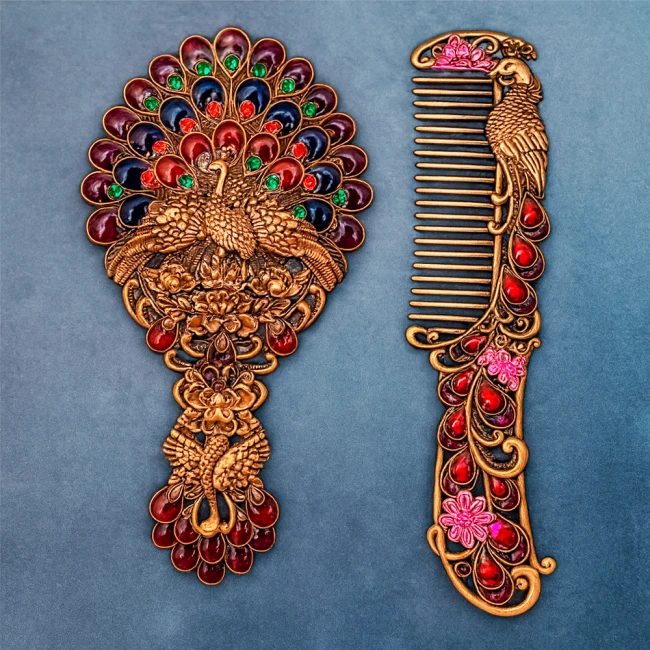 зеркало и расческа