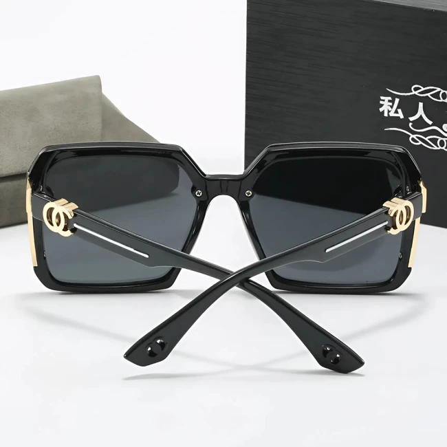 солнцезащитные очки с темными линзами