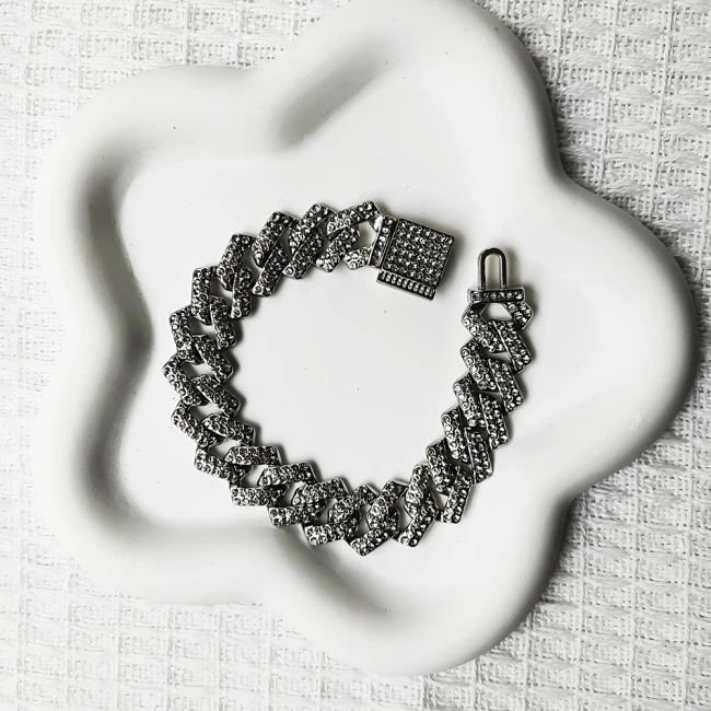 браслет на запястье