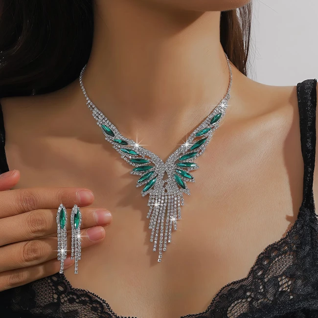 комплект ожерелья и сережек