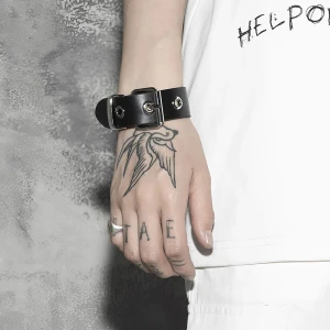 Регулируемый браслет в виде ремня с пряжкой регулируемый браслет