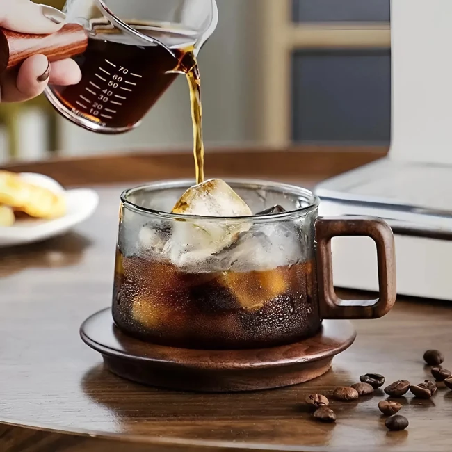 прозора чашка