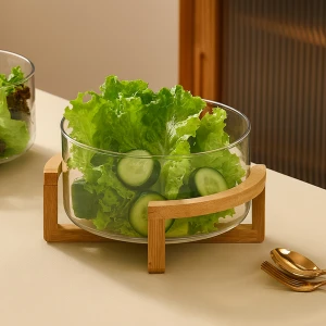 Стеклянный салатник с бамбуковой подставкой салатник
