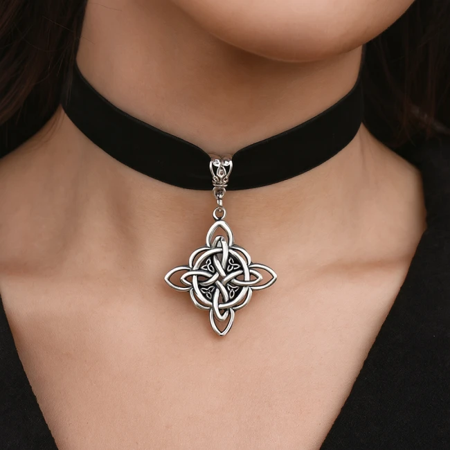 чокер с подвеской