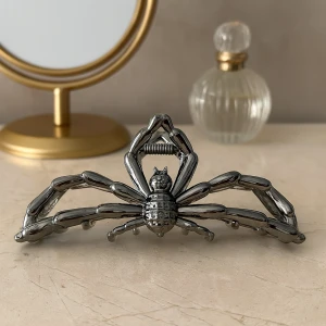 Крабик для волос в виде паука крабик для волос