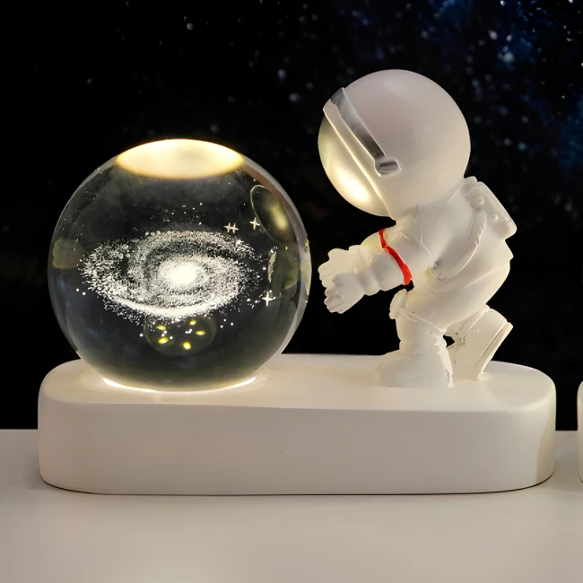 нічник із космонавтом