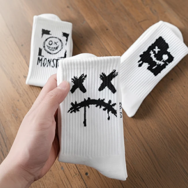 білі шкарпетки з малюнком
