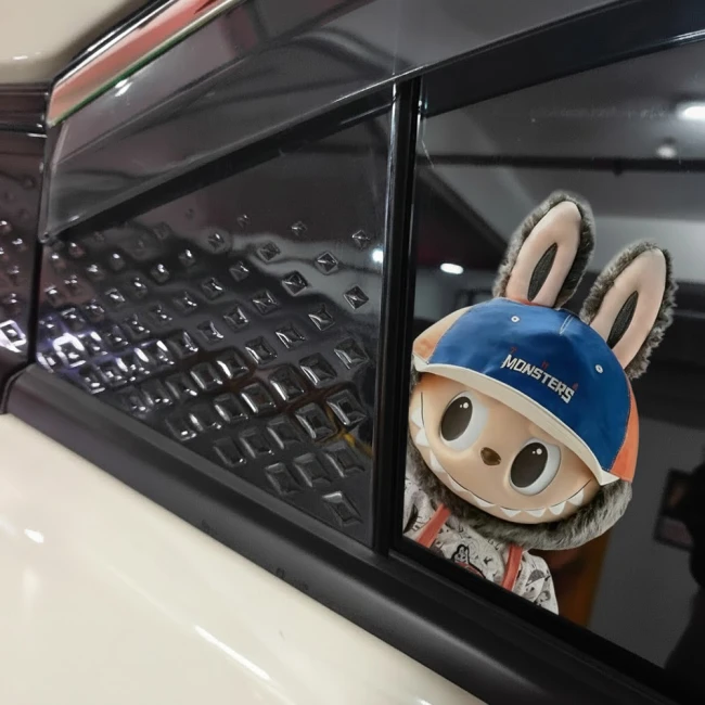 наклейка Лабубу на авто