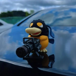 Фігурка на авто Psyduck з кулеметом фігурка на авто Psyduck