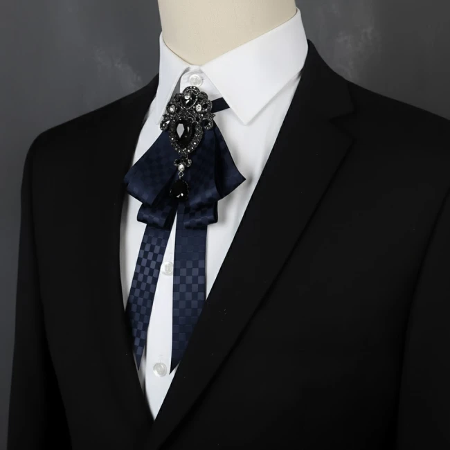 краватка з брошкою