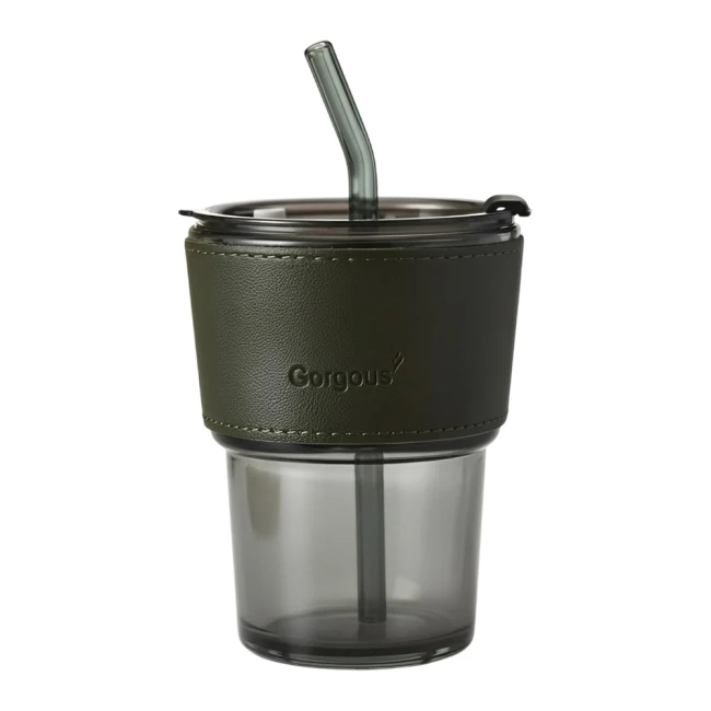 скляний стакан з трубочкою