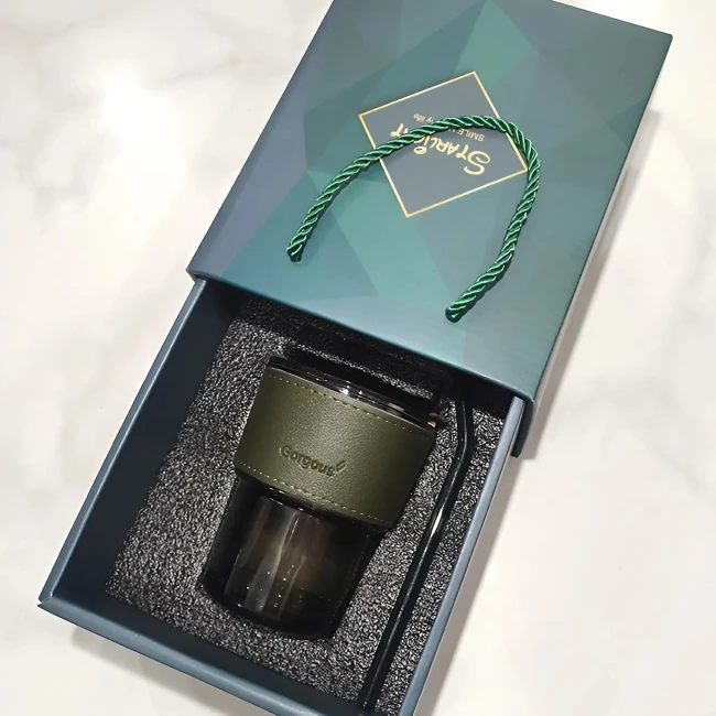 стакан з кришкою і трубочкою