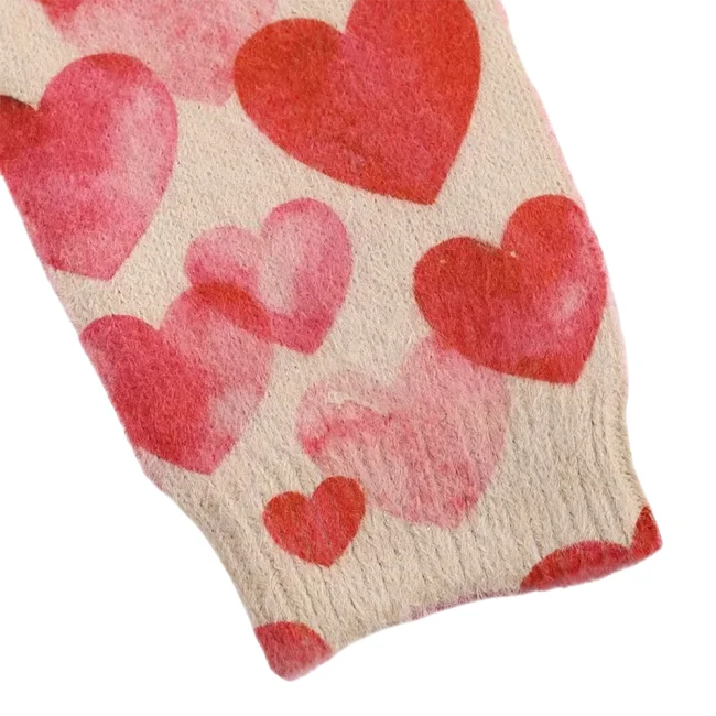 свитер с изображением сердечек