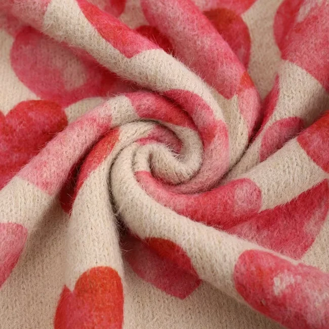 свитер с сердечками