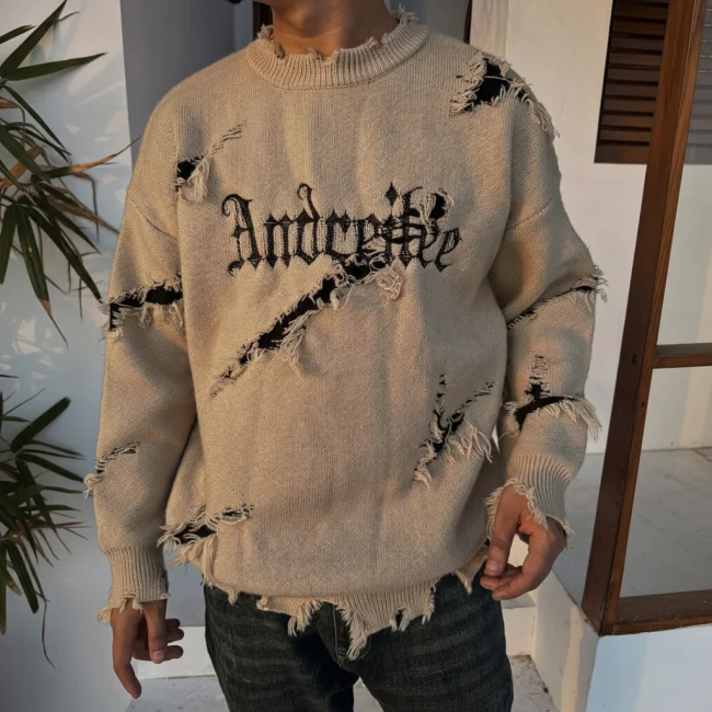 чоловічий светр з дірками