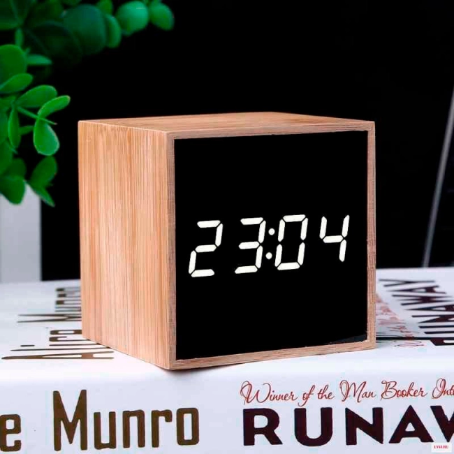 кімнатний електронний годинник з термометром