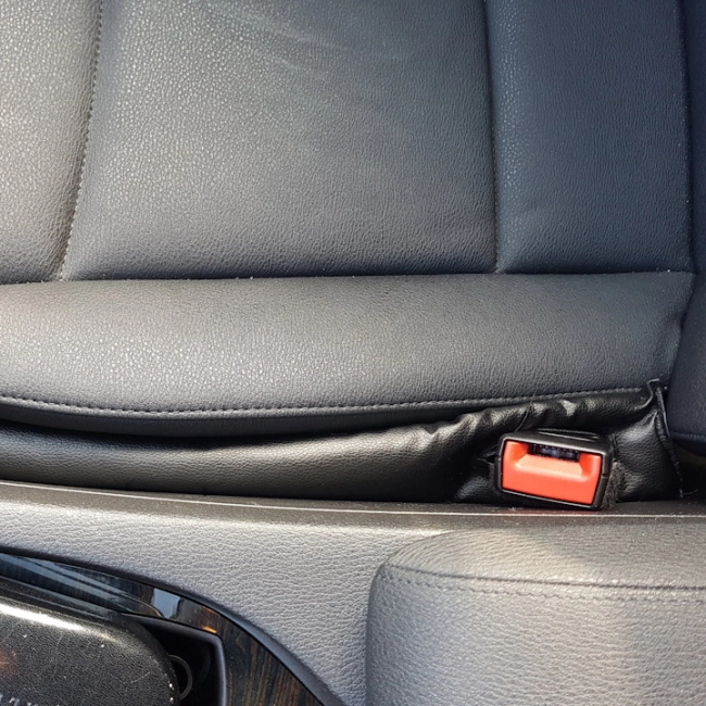 вставка между сиденьем и консолью