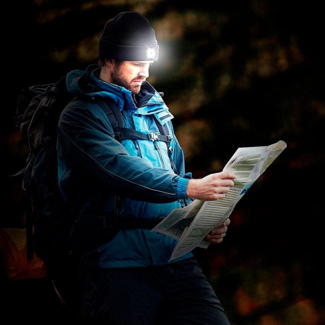 шапка з вбудованим ліхтариком