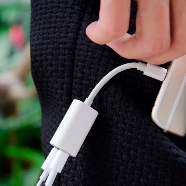 перехідник iphone навушники заряджання