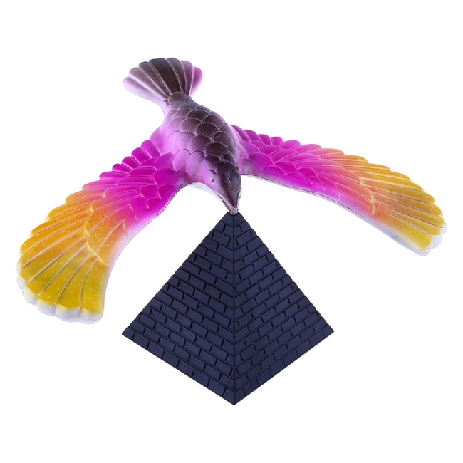 птица на пирамиде