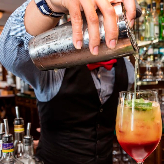 набор на деревянной подставке для бармена