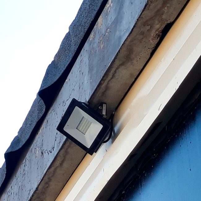 светодиодный прожектор с датчиком движения