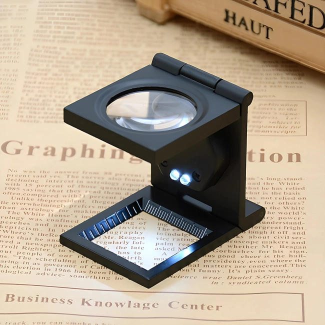 збільшувальне скло з підсвічуванням