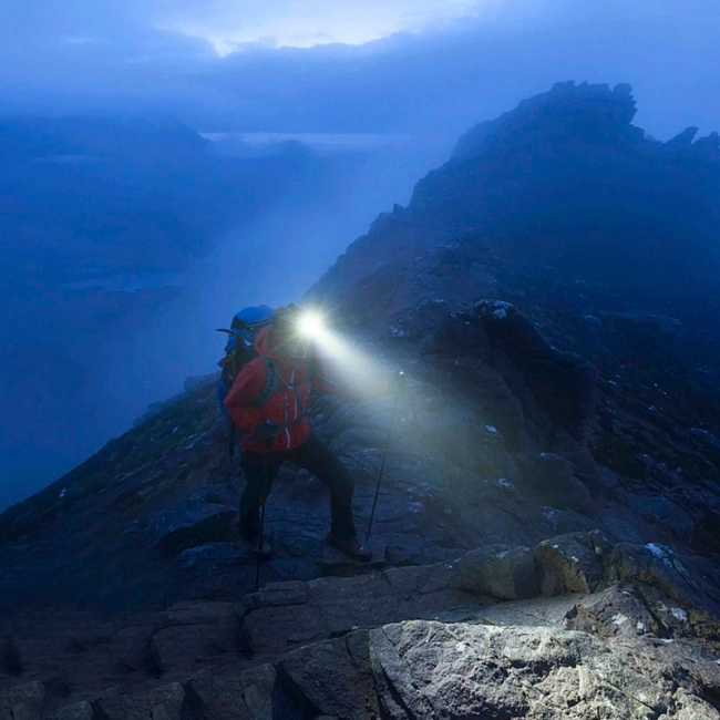 налобный аккумуляторный фонарик