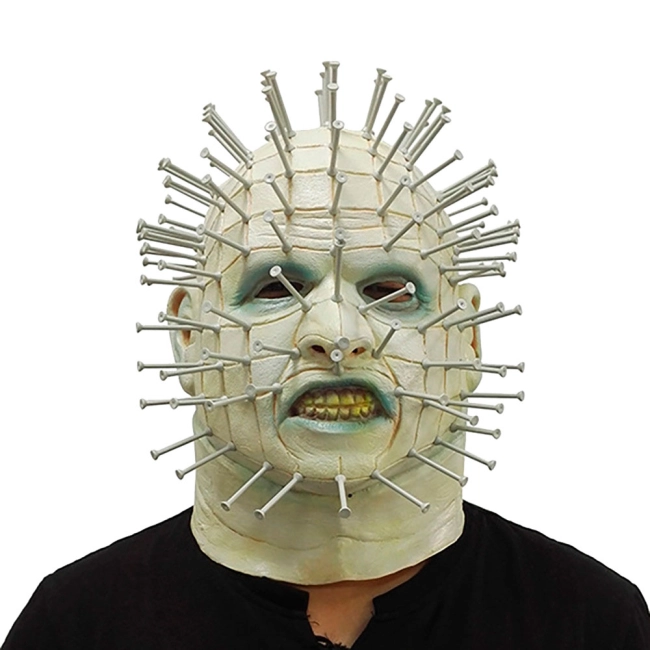 маска с гвоздями