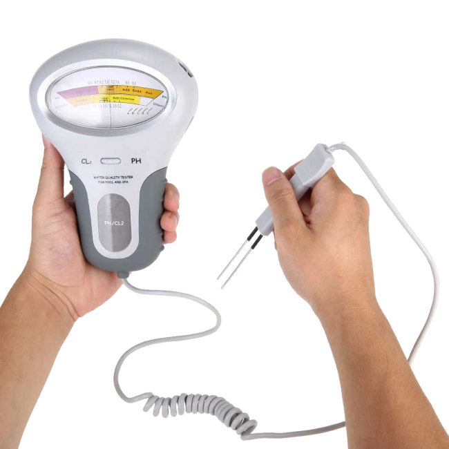 тестер воды в бассейне