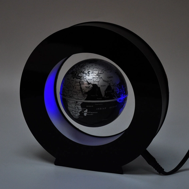 парящий в воздухе глобус