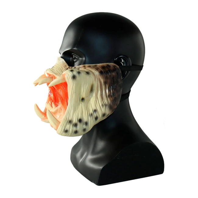 латексная маска хищник