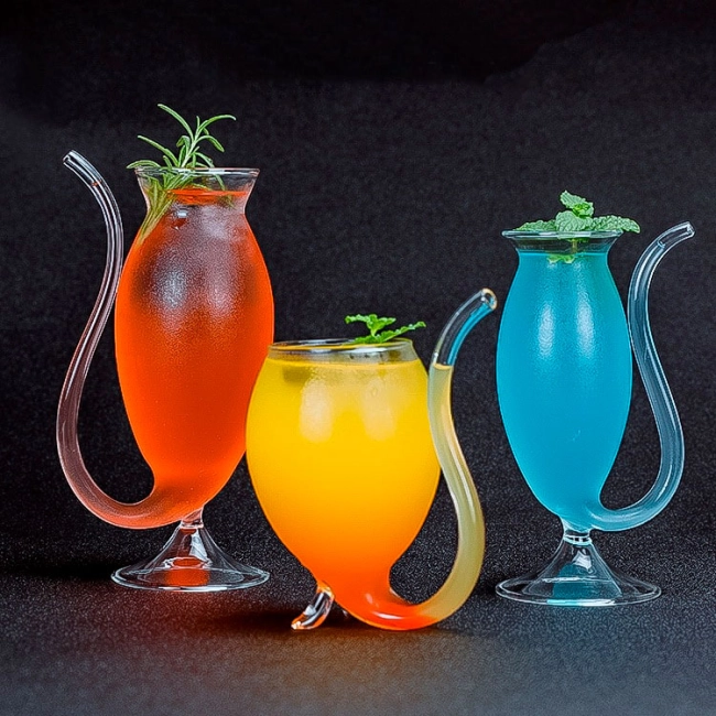 коктейльний келих з трубочкою